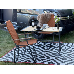 Klappstuhl Sun – Extra breiter Campingstuhl mit Bambus-Armlehnen (Industrial Design)